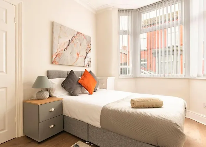 3-Bedroom Home In Liverpool L15 With Free Parking
