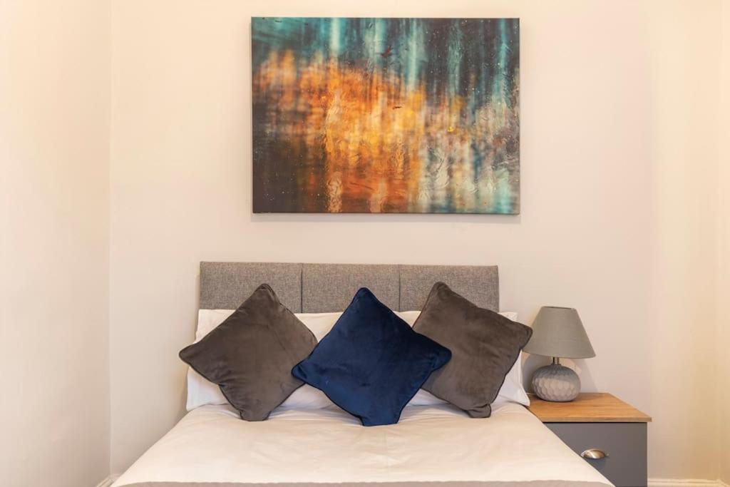 3-bedroom In L15 With Free Parking Апартаменты