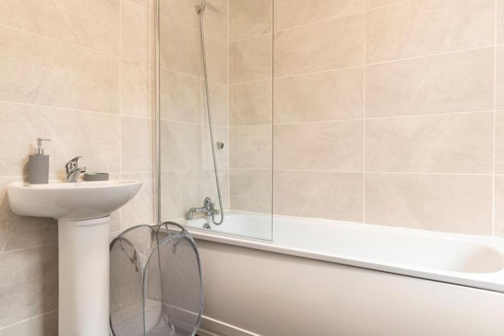 3-bedroom In L15 With Free Parking * Ливерпуль